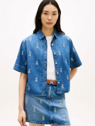 Camicia in denim con stemma su tutta la superficie, vestibilità comoda Camicia in denim con stemma su tutta la superficie, vestibilità comoda