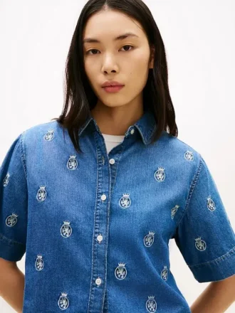 Camicia in denim con stemma su tutta la superficie, vestibilità comoda Camicia in denim con stemma su tutta la superficie, vestibilità comoda