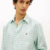Camicia in lino a quadretti con vestibilità regolare Camicia in lino a quadretti con vestibilità regolare