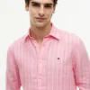 Camicia in lino a righe dal taglio regolare Camicia in lino a righe dal taglio regolare