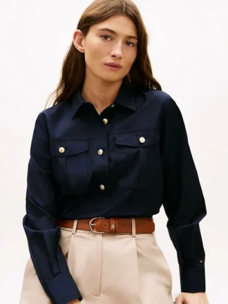 Camicia in popeline con bottoni dorati e vestibilità comoda