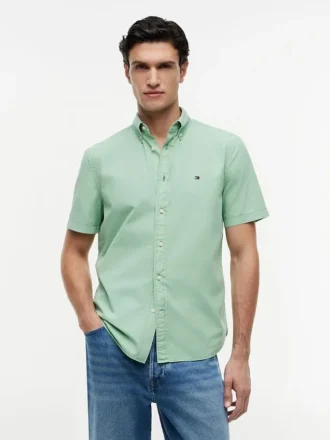 Camicia tinta in capo dalla vestibilità regolare