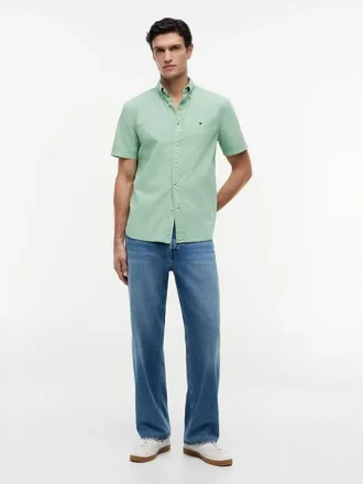 Camicia tinta in capo dalla vestibilità regolare