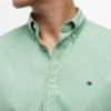 Camicia tinta in capo dalla vestibilità regolare