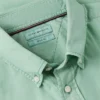 Camicia tinta in capo dalla vestibilità regolare