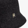 Cappello a secchiello in rafia lavorato all’uncinetto