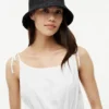 Cappello a secchiello in rafia lavorato all’uncinetto