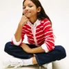 Cardigan a righe con lavorazione a trecce per bambina