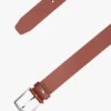 Cintura in pelle con passante con bandiera Cintura in pelle con passante con bandiera
