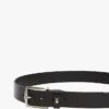 Cintura in pelle con passante con bandiera Cintura in pelle con passante con bandiera