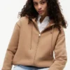 Felpa con cappuccio e zip dal taglio comodo Felpa con cappuccio e zip dal taglio comodo