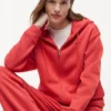 Felpa con cappuccio e zip dal taglio comodo Felpa con cappuccio e zip dal taglio comodo