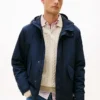 Giacca con cappuccio idrorepellente ripiegabile Giacca con cappuccio idrorepellente ripiegabile