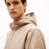 Giacca con cappuccio idrorepellente ripiegabile Giacca con cappuccio idrorepellente ripiegabile
