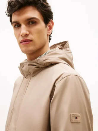 Giacca con cappuccio idrorepellente ripiegabile