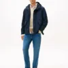 Giacca con cappuccio idrorepellente ripiegabile Giacca con cappuccio idrorepellente ripiegabile