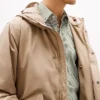 Giacca con cappuccio idrorepellente ripiegabile Giacca con cappuccio idrorepellente ripiegabile