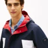 Giacca con cappuccio reversibile e resistente all’acqua Giacca con cappuccio reversibile e resistente all’acqua