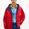 Giacca con cappuccio reversibile e resistente all’acqua Giacca con cappuccio reversibile e resistente all’acqua