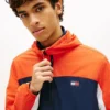 Giacca con cappuccio Tommy Jeans in tessuto ripstop Giacca con cappuccio Tommy Jeans in tessuto ripstop