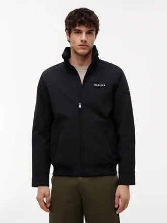 Giacca Regatta con cappuccio idrorepellente Giacca Regatta con cappuccio idrorepellente