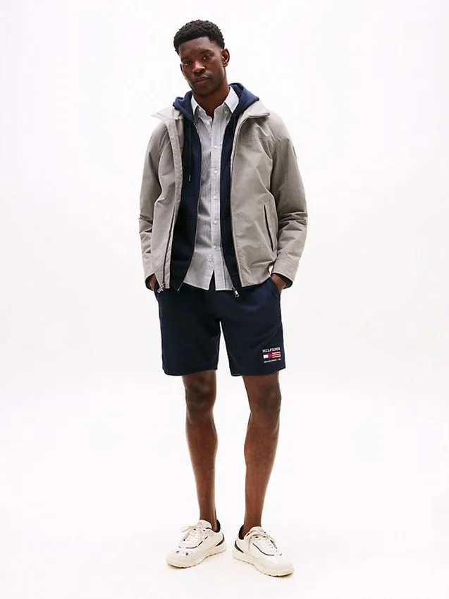 Giacca Regatta con cappuccio idrorepellente Giacca Regatta con cappuccio idrorepellente