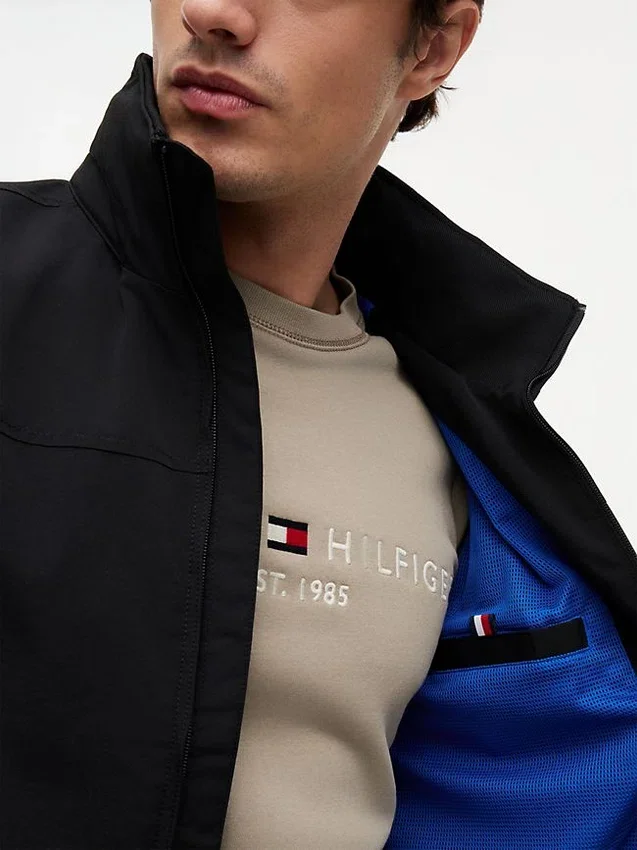 Giacca Regatta con cappuccio idrorepellente Giacca Regatta con cappuccio idrorepellente