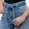 Jeans a vita alta con cintura e gamba larga