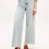 Jeans a vita alta con orlo grezzo e gamba larga Jeans a vita alta con orlo grezzo e gamba larga