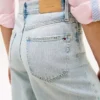 Jeans a vita alta con orlo grezzo e gamba larga Jeans a vita alta con orlo grezzo e gamba larga