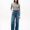 Jeans a vita alta e gamba larga Jeans a vita alta e gamba larga