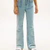 Jeans a zampa con tasche applicate e vestibilità comoda per bambina Jeans a zampa con tasche applicate e vestibilità comoda per bambina