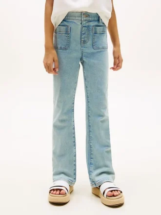 Jeans a zampa con tasche applicate e vestibilità comoda per bambina