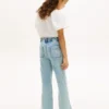 Jeans a zampa con tasche applicate e vestibilità comoda per bambina Jeans a zampa con tasche applicate e vestibilità comoda per bambina
