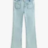 Jeans a zampa con tasche applicate e vestibilità comoda per bambina Jeans a zampa con tasche applicate e vestibilità comoda per bambina