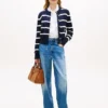 Jeans a zampa media con stemma su tutta la superficie Jeans a zampa media con stemma su tutta la superficie