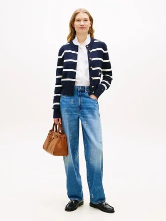 Jeans a zampa media con stemma su tutta la superficie Jeans a zampa media con stemma su tutta la superficie