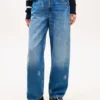 Jeans a zampa media con stemma su tutta la superficie Jeans a zampa media con stemma su tutta la superficie