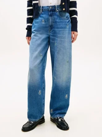 Jeans a zampa media con stemma su tutta la superficie Jeans a zampa media con stemma su tutta la superficie