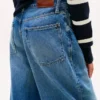 Jeans a zampa media con stemma su tutta la superficie Jeans a zampa media con stemma su tutta la superficie