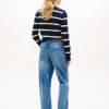 Jeans a zampa media con stemma su tutta la superficie Jeans a zampa media con stemma su tutta la superficie