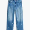 Jeans a zampa media con stemma su tutta la superficie Jeans a zampa media con stemma su tutta la superficie