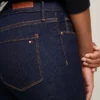 Jeans skinny a vita media con lavaggio scuro
