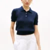 Maglia polo a trama traforata con logo bandiera su tutta la superficie Maglia polo a trama traforata con logo bandiera su tutta la superficie