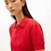 Maglia polo a trama traforata con logo bandiera su tutta la superficie Maglia polo a trama traforata con logo bandiera su tutta la superficie