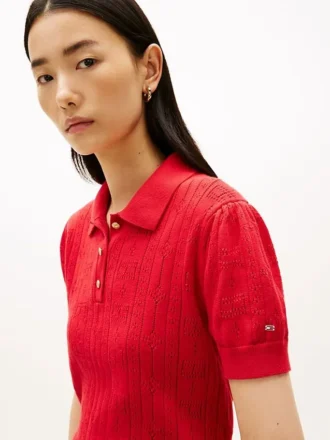 Maglia polo a trama traforata con logo bandiera su tutta la superficie