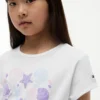 Maglietta da bambina con conchiglia e lacci sul davanti Maglietta da bambina con conchiglia e lacci sul davanti