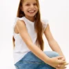 Maglietta da bambina con ricami e maniche svolazzanti Maglietta da bambina con ricami e maniche svolazzanti