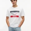 Maglietta Tommy x Cadillac F1® Team Chevron Maglietta Tommy x Cadillac F1® Team Chevron