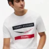 Maglietta Tommy x Cadillac F1® Team Chevron Maglietta Tommy x Cadillac F1® Team Chevron